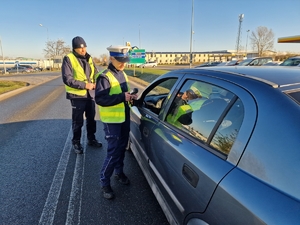 Policjantka podczas spawdzania stanu trzeźwości przy samochodach