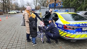 Zdjęcia z wizyty 4-letniej Ani w ZOO wraz z dolnośląskimi policjantami