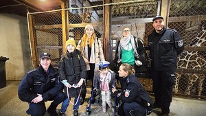 Zdjęcia z wizyty 4-letniej Ani w ZOO wraz z dolnośląskimi policjantami