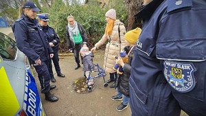 Zdjęcia z wizyty 4-letniej Ani w ZOO wraz z dolnośląskimi policjantami