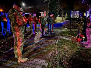 policjanci w moro oddają hołd poległemu policjantowi