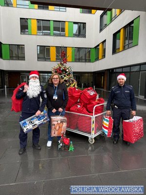 policjanci odwiedzili podopiecznych Przylądka Nadziei