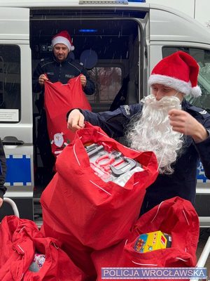 policjanci odwiedzili podopiecznych Przylądka Nadziei