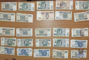 banknoty w polskim nominale po 50, 100 i 200 złotych