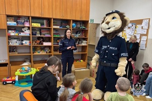 Komisarz Lew wraz z policjantką w przedszkolu