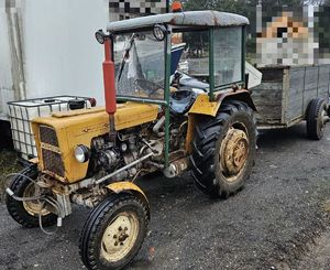 żółty traktor