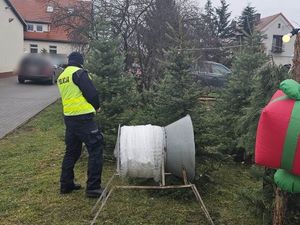 policjant kontroluje punkt sprzedaży choinek