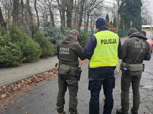 policjant i strażnicy leśni