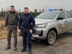 policjant i strażnik leśny przy samochodzie terenowym