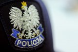 naszywka policji na ramieniu munduru z napis policja