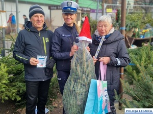 policjantka wśród choinek