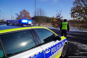 Policjant przy radiowozie