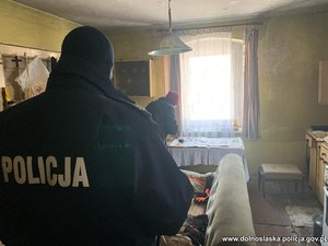 Policjanci realizują akcję zima