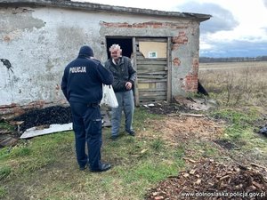 Policjanci realizują akcję zima