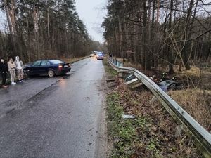 samochód przeleciał przez barierki i zatrzymał się w rowie w lesie