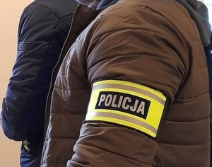 policjant prowadzi zatrzymanego