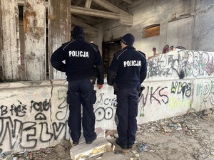 Dwóch policjantów koło pustostanu