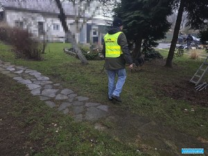 policjant przegląda podwórko