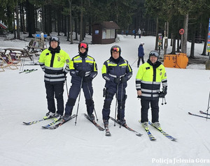 policjanci na nartach patrolują stoki