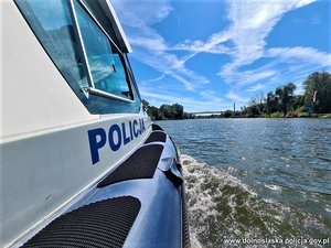 motorówka policyjna płynąca rzeką