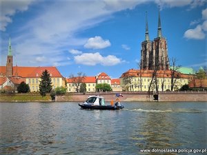 motorówka policyjna na rzece