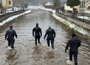 policjanci przeszukują rzekę