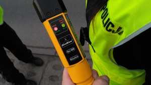 alkomat w rękach policjanta