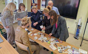 spotkanie policjantki z kadrą pedagogiczną w szkole