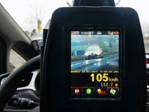 wideorejestrator monitoruje 105 kilometrów na godzinę pojazd przekraczający dozwoloną prędkość