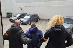 Policjanci w cywilu prowadzą zatrzymane osoby