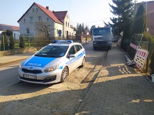 radiowóz na drodze z tyłu na poboczu samochód ciężarowy