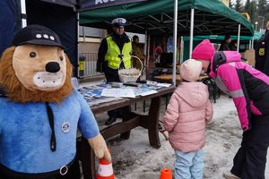 Policjanci podczas festynu zimowego pod tytułem bezpieczeństwo na stokach