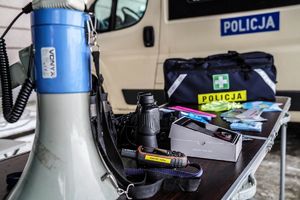 Policjanci podczas festynu zimowego pod tytułem bezpieczeństwo na stokach