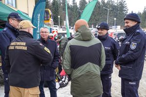 Policjanci podczas festynu zimowego pod tytułem bezpieczeństwo na stokach