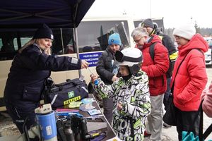 Policjanci podczas festynu zimowego pod tytułem bezpieczeństwo na stokach