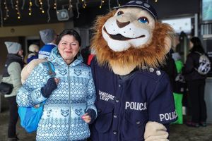 Policjanci podczas festynu zimowego pod tytułem bezpieczeństwo na stokach