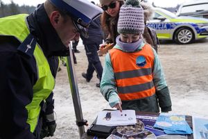 Policjanci podczas festynu zimowego pod tytułem bezpieczeństwo na stokach