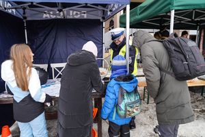 Policjanci podczas festynu zimowego pod tytułem bezpieczeństwo na stokach