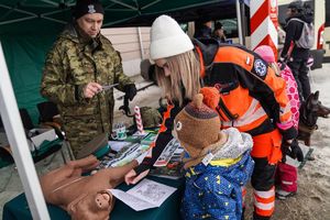 Policjanci podczas festynu zimowego pod tytułem bezpieczeństwo na stokach