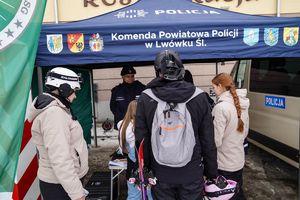 Policjanci podczas festynu zimowego pod tytułem bezpieczeństwo na stokach