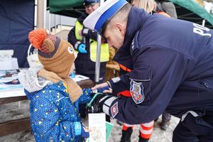 Policjanci podczas festynu zimowego pod tytułem bezpieczeństwo na stokach