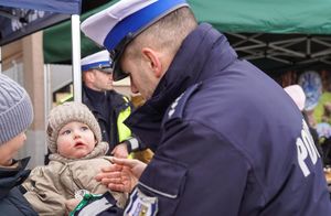 Policjanci podczas festynu zimowego pod tytułem bezpieczeństwo na stokach