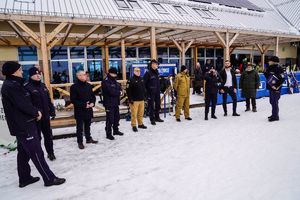 Policjanci podczas festynu zimowego pod tytułem bezpieczeństwo na stokach