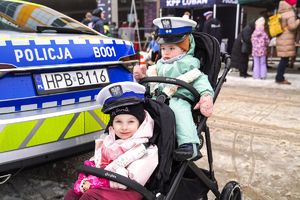 Policjanci podczas festynu zimowego pod tytułem bezpieczeństwo na stokach