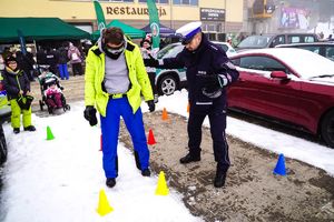 Policjanci podczas festynu zimowego pod tytułem bezpieczeństwo na stokach