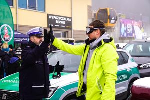 Policjanci podczas festynu zimowego pod tytułem bezpieczeństwo na stokach