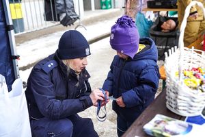 Policjanci podczas festynu zimowego pod tytułem bezpieczeństwo na stokach