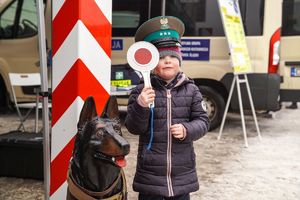 Policjanci podczas festynu zimowego pod tytułem bezpieczeństwo na stokach