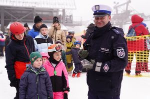 Policjanci podczas festynu zimowego pod tytułem bezpieczeństwo na stokach