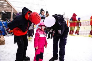 Policjanci podczas festynu zimowego pod tytułem bezpieczeństwo na stokach